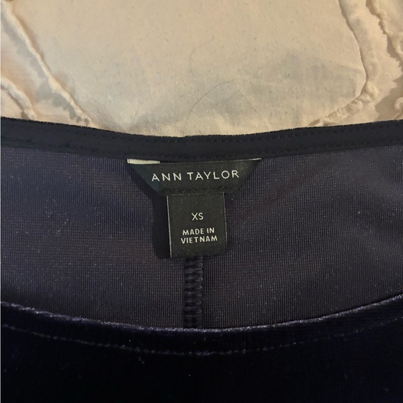 Ann Taylor Navy Velvet Short Sleeve Blouse size XS - Picture 2 of 8